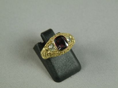 Bague ancienne en or jaune orné d'un grenat...
