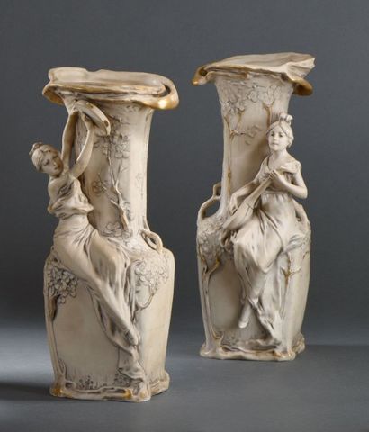 Paire de vases en porcelaine, Royal Dux,...