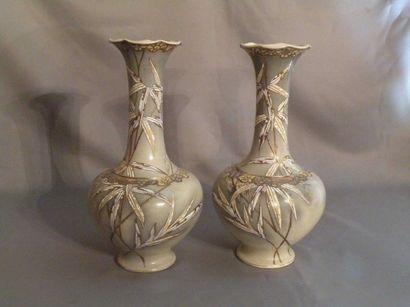 Paire de vases en faïence fine à décor japonisant...