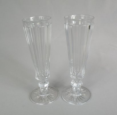 Suite de cinq flûtes à champagne en cristal...
