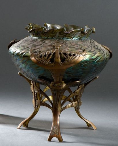 Coupe par Loetz, Autriche, vers 1900
En verre...