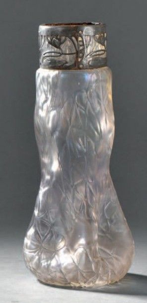 Vase par Loetz en verre irisé et torsadé
L'encolure...