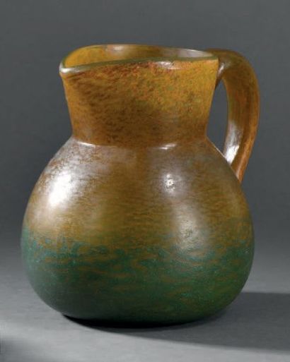 Carafe signée de Feure, vers, 1900
En verre...