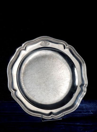 Plat en argent mouluré à cinq contours par...