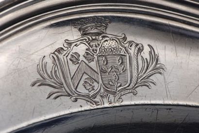 Plat en argent mouluré à cinq contours par...