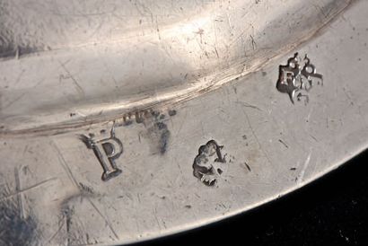 Plat en argent mouluré à cinq contours par...