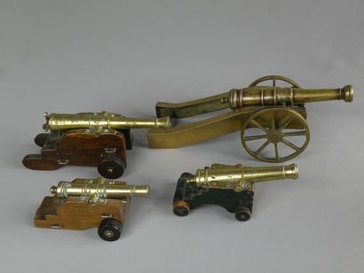 Suite de quatre canons miniatures en bois...