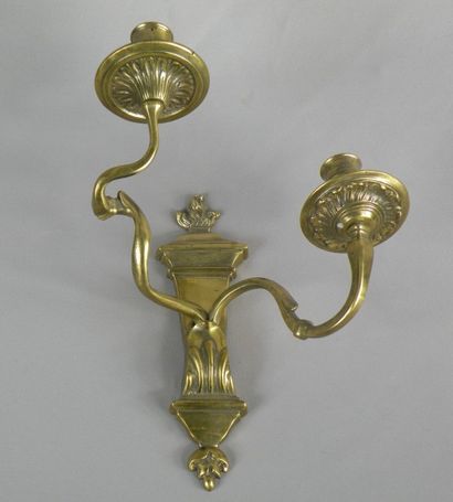 Applique en bronze ciselé à deux bras de...