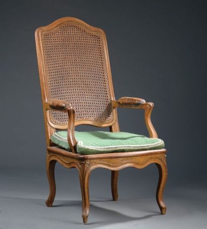 Haut fauteuil à dossier plat en hêtre mouluré...