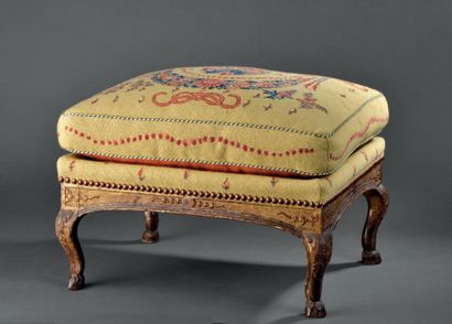 Tabouret en bois sculpté doré, d'époque Régence
Il...