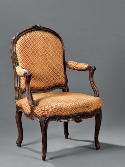 Fauteuil à dossier plat en bois mouluré et...