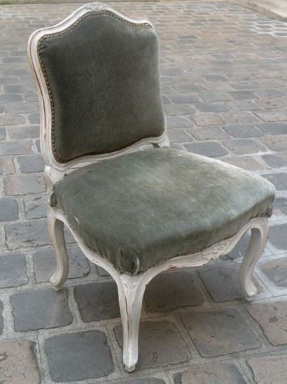 Chaise en bois mouluré et relaqué estampillé...