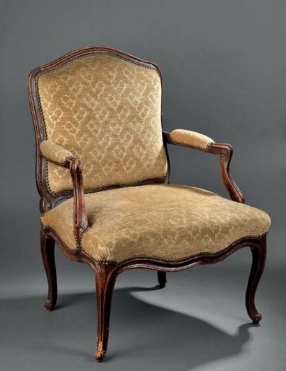 Fauteuil en hêtre mouluré, estampillé Destrumel,...