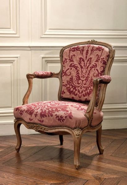 Large fauteuil en hêtre mouluré et sculpté,...