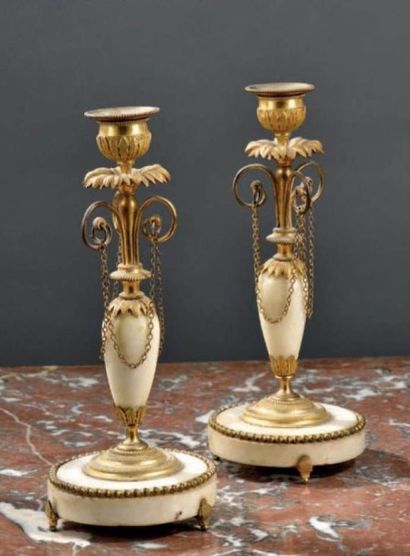 Paire de bougeoirs en bronze ciselé et doré...