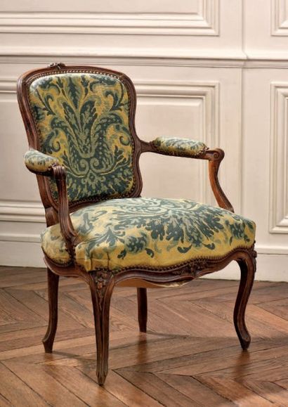 Fauteuil en hêtre mouluré et sculpté d'époque...