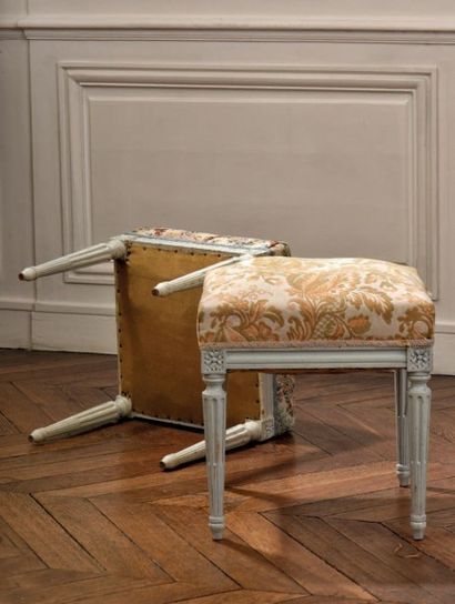 Paire de tabourets carrés en bois mouluré...
