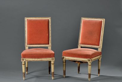 Paire de chaises basses en bois mouluré,...