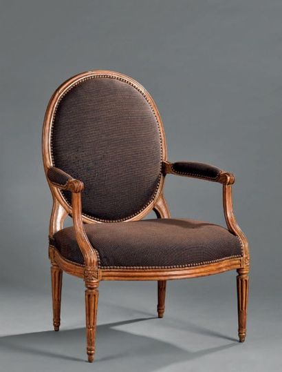 Grand fauteuil en bois mouluré, estampillé...