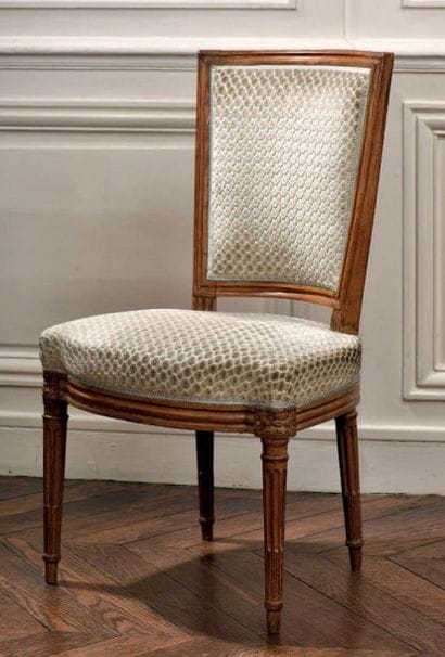 Chaise en hêtre mouluré et sculpté, estampillée...