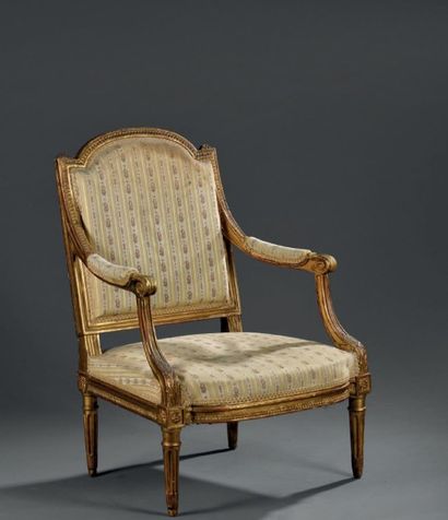 Fauteuil bas en bois mouluré et doré, estampillé...