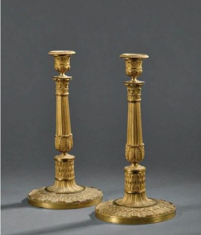 Paire de bougeoirs en bronze ciselé et doré...