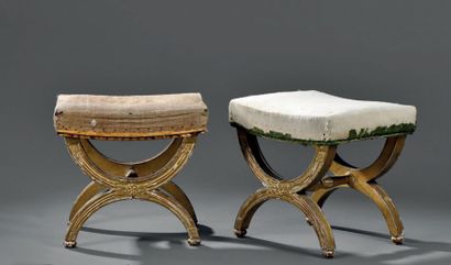 Paire de tabourets en bois mouluré, sculpté...
