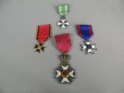 BELGIQUE

Lot de 4 décorations: Croix d'Officier...