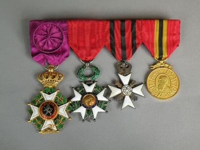 BELGIQUE

Brochette de 4 décorations: Croix...