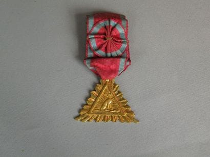 Franc-Maçon
Insigne. Bronze doré, ruban à...