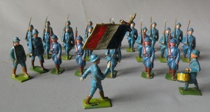 Plomb creux. Lot de 24 Poilus au défilé....