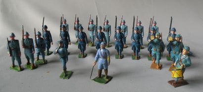 Plomb creux. Lot de 24 Poilus au défilé....