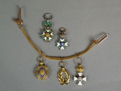 DIVERS

Brochette de 3 décorations, en miniatures:...