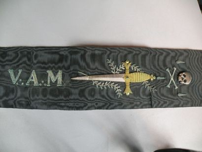 Franc-Maçon
Camail, en moire noire, brodé...