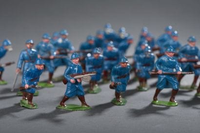 Plomb creux. Lot de 24 Poilus à l'assaut,...