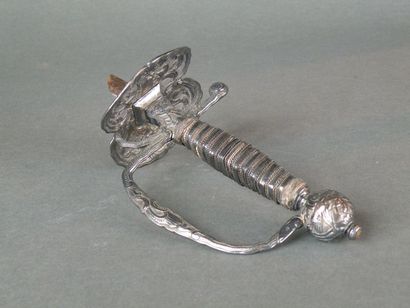 Monture d'épée d'Officier, en argent ciselé...