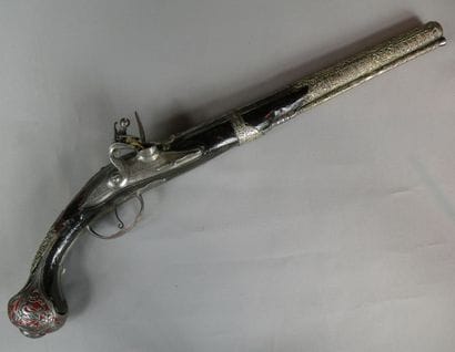 Pistolet oriental, à silex. Canon rond, à...