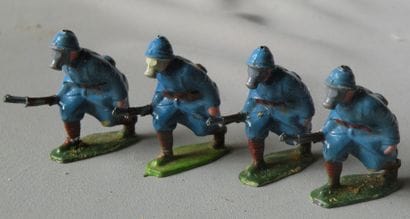 Plomb creux. Lot de 24 Poilus à l'assaut,...