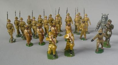 Plomb creux. Lot de 24 Poilus en kaki, au...