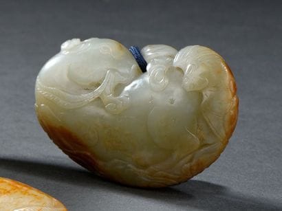 Pendentif en jade céladon pâle et rouille
Chine,...