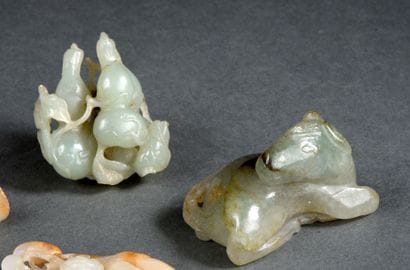 Deux groupes en jade céladon sculptés
Chine,...