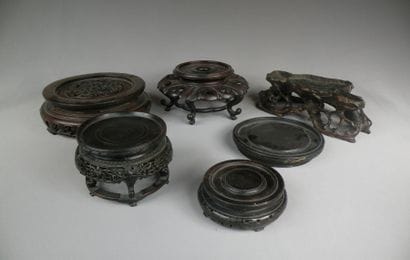 Lot de six socles en bois sculpté
Chine