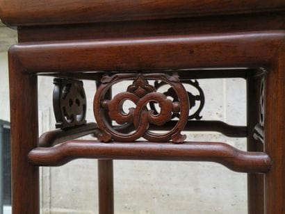 Paire de sellettes en bois naturel sculpté
Chine,...