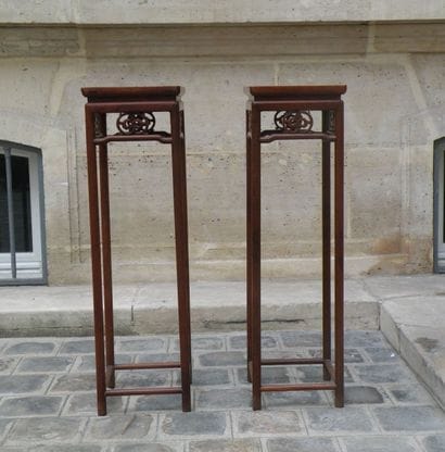 Paire de sellettes en bois naturel sculpté
Chine,...