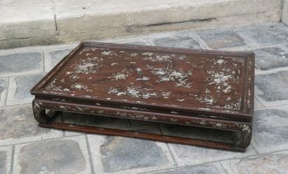 Petite table basse en bois et incrustations...
