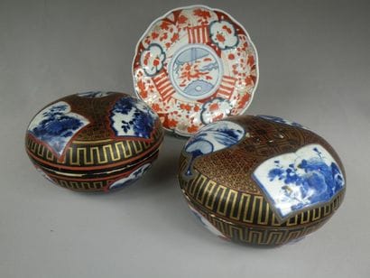 Paire de bonbonnières en porcelaine bleu...