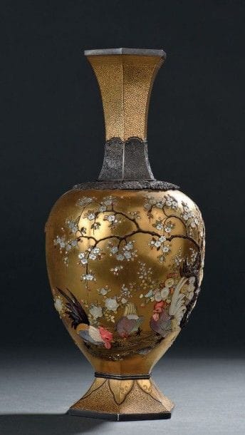 Vase en laque or, argent et incrustations...