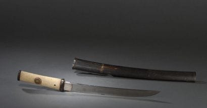Tanto
Japon
Le fourreau en bois laqué noir,...