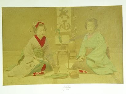 Lot de quatre photographies
Japon vers 1880.
Scènes...
