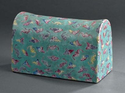Oreiller en porcelaine ploychrome
Chine,...